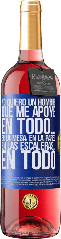 29,95 € | Vino Rosado Edición ROSÉ Yo quiero un hombre que me apoye en todo… En la mesa, en la pared, en las escaleras… En todo Etiqueta Azul. Etiqueta personalizable Vino joven Cosecha 2024 Tempranillo