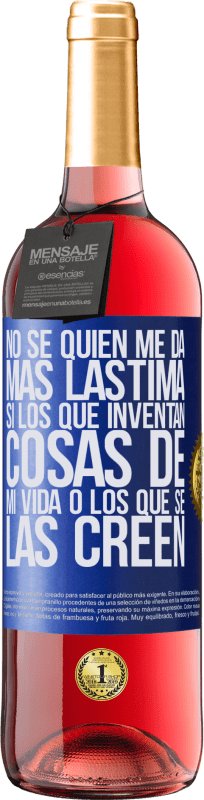 29,95 € | Vino Rosado Edición ROSÉ No sé quién me da más lástima, si los que inventan cosas de mi vida o los que se las creen Etiqueta Azul. Etiqueta personalizable Vino joven Cosecha 2024 Tempranillo