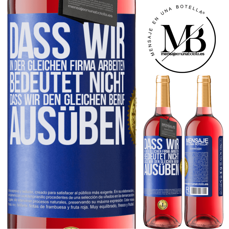 29,95 € Kostenloser Versand | Roséwein ROSÉ Ausgabe Nur weil wir in der gleichen Firma arbeiten, bedeutet nicht, dass wir den gleichen Beruf ausüben Blaue Markierung. Anpassbares Etikett Junger Wein Ernte 2025 Tempranillo