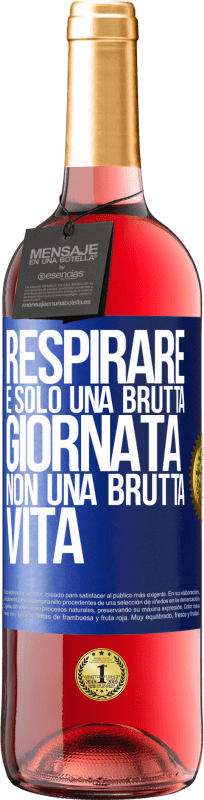 29,95 € Spedizione Gratuita | Vino rosato Edizione ROSÉ Respirare, è solo una brutta giornata, non una brutta vita Etichetta Blu. Etichetta personalizzabile Vino giovane Raccogliere 2024 Tempranillo