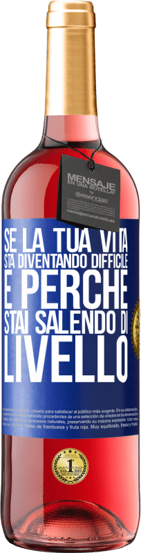 29,95 € Spedizione Gratuita | Vino rosato Edizione ROSÉ Se la tua vita sta diventando difficile, è perché stai salendo di livello Etichetta Blu. Etichetta personalizzabile Vino giovane Raccogliere 2025 Tempranillo