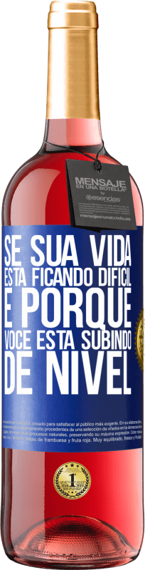 29,95 € | Vinho rosé Edição ROSÉ Se sua vida está ficando difícil, é porque você está subindo de nível Etiqueta Azul. Etiqueta personalizável Vinho jovem Colheita 2024 Tempranillo