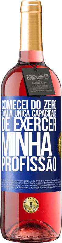 29,95 € | Vinho rosé Edição ROSÉ Comecei do zero, com a única capacidade de exercer minha profissão Etiqueta Azul. Etiqueta personalizável Vinho jovem Colheita 2024 Tempranillo