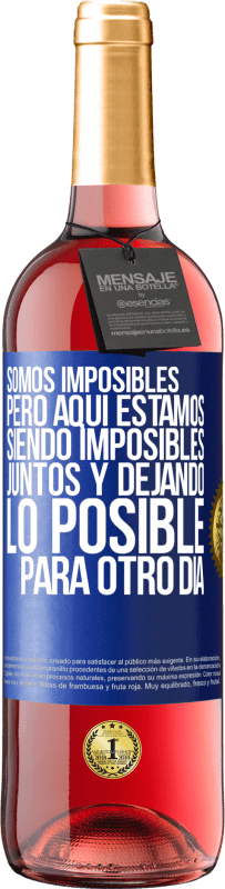 29,95 € Envío gratis | Vino Rosado Edición ROSÉ Somos imposibles, pero aquí estamos, siendo imposibles juntos y dejando lo posible para otro día Etiqueta Azul. Etiqueta personalizable Vino joven Cosecha 2023 Tempranillo