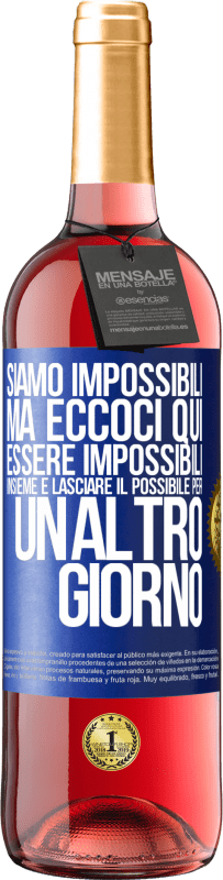 29,95 € Spedizione Gratuita | Vino rosato Edizione ROSÉ Siamo impossibili, ma eccoci qui, essere impossibili insieme e lasciare il possibile per un altro giorno Etichetta Blu. Etichetta personalizzabile Vino giovane Raccogliere 2023 Tempranillo