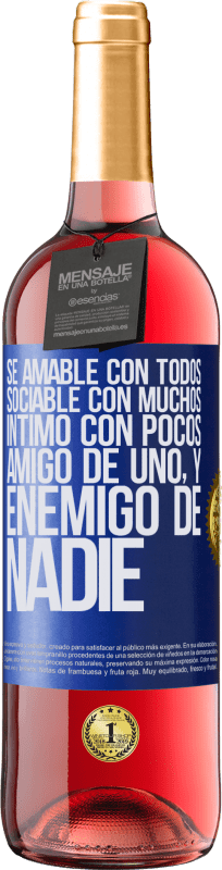 29,95 € Envío gratis | Vino Rosado Edición ROSÉ Sé amable con todos, sociable con muchos, íntimo con pocos, amigo de uno, y enemigo de nadie Etiqueta Azul. Etiqueta personalizable Vino joven Cosecha 2025 Tempranillo