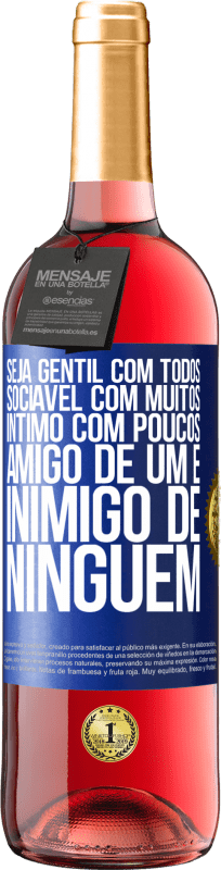 29,95 € | Vinho rosé Edição ROSÉ Seja gentil com todos, sociável com muitos, íntimo com poucos, amigo de um e inimigo de ninguém Etiqueta Azul. Etiqueta personalizável Vinho jovem Colheita 2024 Tempranillo