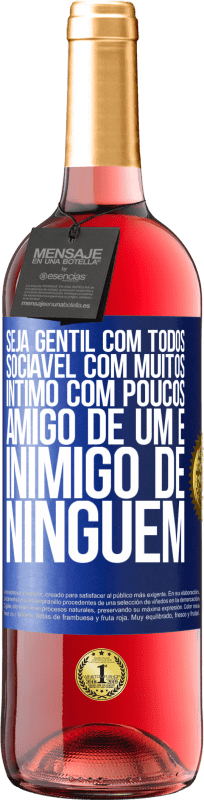 29,95 € Envio grátis | Vinho rosé Edição ROSÉ Seja gentil com todos, sociável com muitos, íntimo com poucos, amigo de um e inimigo de ninguém Etiqueta Azul. Etiqueta personalizável Vinho jovem Colheita 2025 Tempranillo
