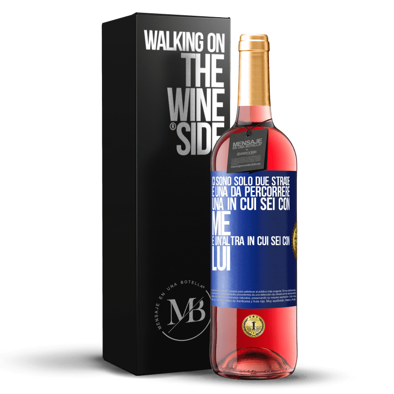 29,95 € Spedizione Gratuita | Vino rosato Edizione ROSÉ Ci sono solo due strade e una da percorrere, una in cui sei con me e un'altra in cui sei con lui Etichetta Blu. Etichetta personalizzabile Vino giovane Raccogliere 2025 Tempranillo