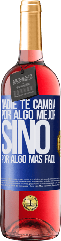 29,95 € | Vino Rosado Edición ROSÉ Nadie te cambia por algo mejor, sino por algo más fácil Etiqueta Azul. Etiqueta personalizable Vino joven Cosecha 2024 Tempranillo