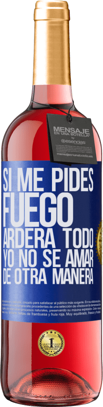 29,95 € | Vino Rosado Edición ROSÉ Si me pides fuego, arderá todo. Yo no sé amar de otra manera Etiqueta Azul. Etiqueta personalizable Vino joven Cosecha 2024 Tempranillo