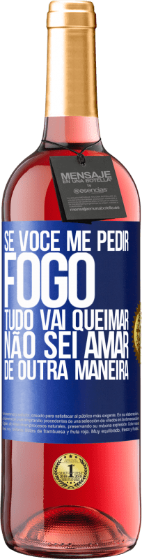 29,95 € | Vinho rosé Edição ROSÉ Se você me pedir fogo, tudo vai queimar. Não sei amar de outra maneira Etiqueta Azul. Etiqueta personalizável Vinho jovem Colheita 2024 Tempranillo