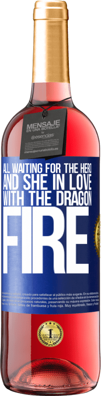 29,95 € | ロゼワイン ROSÉエディション すべてがヒーローを待ち、ドラゴンの火を愛する彼女 青いタグ. カスタマイズ可能なラベル 若いワイン 収穫 2023 Tempranillo