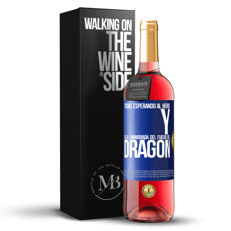 29,95 € Envío gratis | Vino Rosado Edición ROSÉ Todas esperando al héroe y ella enamorada del fuego del dragón Etiqueta Azul. Etiqueta personalizable Vino joven Cosecha 2024 Tempranillo