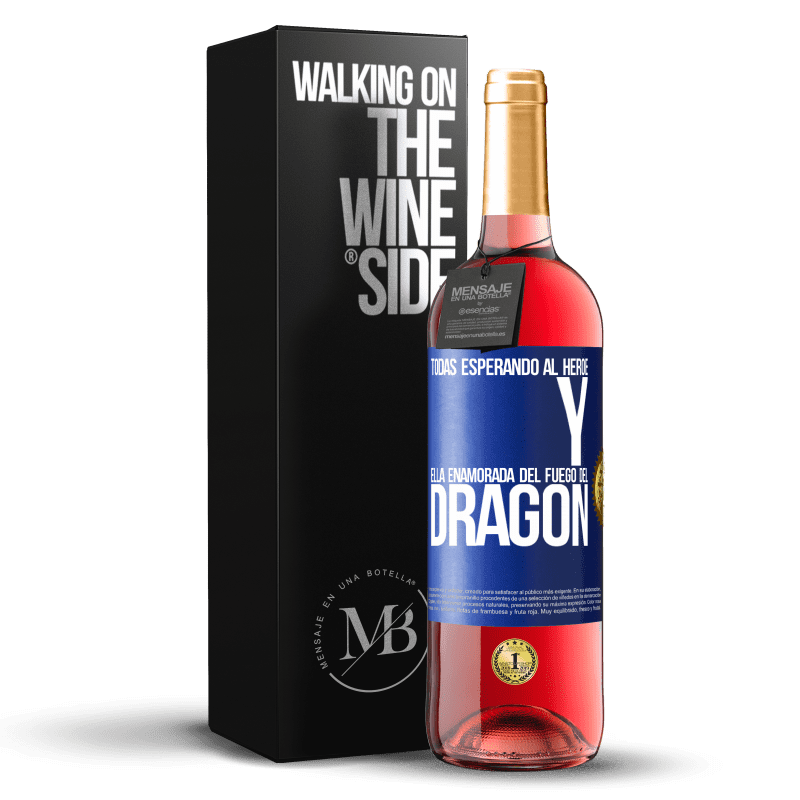 29,95 € Envío gratis | Vino Rosado Edición ROSÉ Todas esperando al héroe y ella enamorada del fuego del dragón Etiqueta Azul. Etiqueta personalizable Vino joven Cosecha 2025 Tempranillo