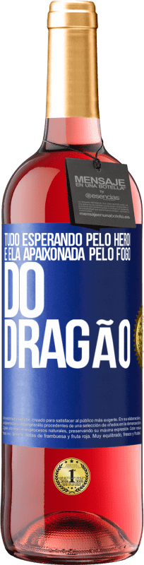 29,95 € Envio grátis | Vinho rosé Edição ROSÉ Tudo esperando pelo herói e ela apaixonada pelo fogo do dragão Etiqueta Azul. Etiqueta personalizável Vinho jovem Colheita 2024 Tempranillo