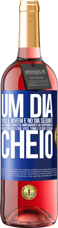 29,95 € | Vinho rosé Edição ROSÉ Um dia você é jovem e no dia seguinte você cheira todos os amaciadores do supermercado para escolher o que você toma e o que Etiqueta Azul. Etiqueta personalizável Vinho jovem Colheita 2024 Tempranillo