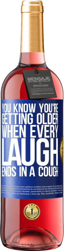 29,95 € | Розовое вино Издание ROSÉ Вы знаете, что становитесь старше, когда каждый смех заканчивается кашлем Синяя метка. Настраиваемая этикетка Молодое вино Урожай 2023 Tempranillo