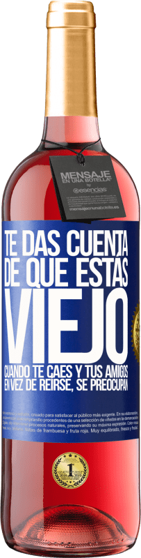 29,95 € | Vino Rosado Edición ROSÉ Te das cuenta de que estás viejo cuando te caes y tus amigos en vez de reírse, se preocupan Etiqueta Azul. Etiqueta personalizable Vino joven Cosecha 2025 Tempranillo