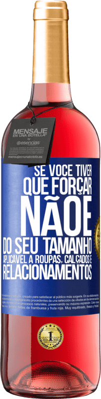 Envio grátis | Vinho rosé Edição ROSÉ Se você tiver que forçar, não é do seu tamanho. Aplicável a roupas, calçados e relacionamentos Etiqueta Azul. Etiqueta personalizável Vinho jovem Colheita 2023 Tempranillo