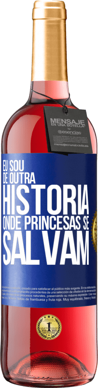 Envio grátis | Vinho rosé Edição ROSÉ Eu sou de outra história onde princesas se salvam Etiqueta Azul. Etiqueta personalizável Vinho jovem Colheita 2023 Tempranillo