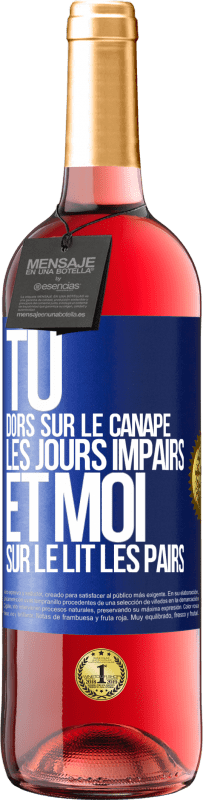 29,95 € | Vin rosé Édition ROSÉ Tu dors sur le canapé les jours impairs et moi sur le lit les pairs Étiquette Bleue. Étiquette personnalisable Vin jeune Récolte 2025 Tempranillo