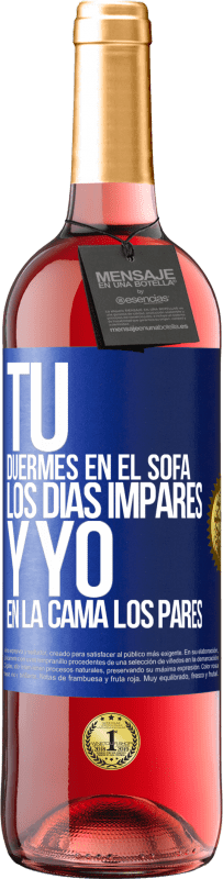 Envío gratis | Vino Rosado Edición ROSÉ Tú duermes en el sofá los días impares y yo en la cama los pares Etiqueta Azul. Etiqueta personalizable Vino joven Cosecha 2023 Tempranillo