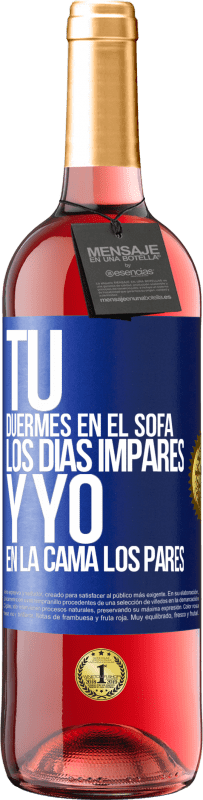 29,95 € | Vino Rosado Edición ROSÉ Tú duermes en el sofá los días impares y yo en la cama los pares Etiqueta Azul. Etiqueta personalizable Vino joven Cosecha 2025 Tempranillo