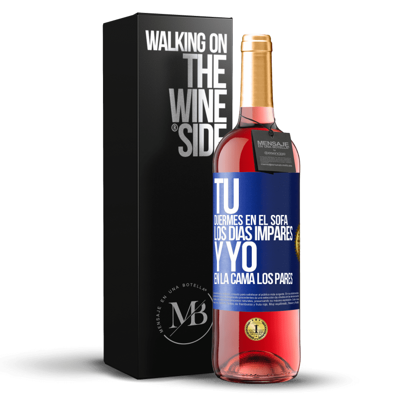 29,95 € Envío gratis | Vino Rosado Edición ROSÉ Tú duermes en el sofá los días impares y yo en la cama los pares Etiqueta Azul. Etiqueta personalizable Vino joven Cosecha 2023 Tempranillo