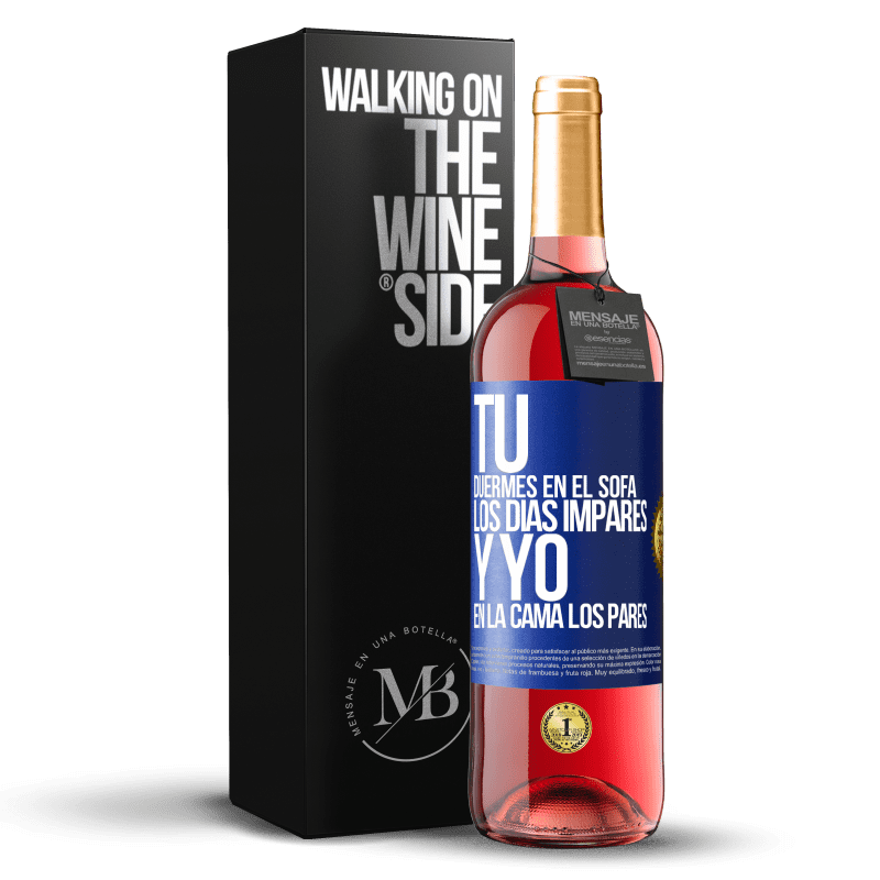 29,95 € Envío gratis | Vino Rosado Edición ROSÉ Tú duermes en el sofá los días impares y yo en la cama los pares Etiqueta Azul. Etiqueta personalizable Vino joven Cosecha 2025 Tempranillo
