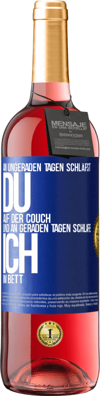 29,95 € | Roséwein ROSÉ Ausgabe An ungeraden Tagen schläfst du auf der Couch und an geraden Tagen schlafe ich im Bett. Blaue Markierung. Anpassbares Etikett Junger Wein Ernte 2024 Tempranillo