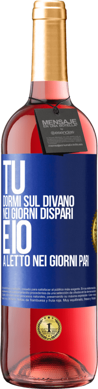 Spedizione Gratuita | Vino rosato Edizione ROSÉ Tu dormi sul divano nei giorni dispari e io a letto nei giorni pari Etichetta Blu. Etichetta personalizzabile Vino giovane Raccogliere 2023 Tempranillo