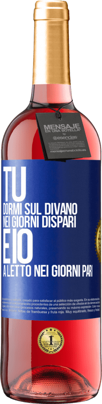 29,95 € | Vino rosato Edizione ROSÉ Tu dormi sul divano nei giorni dispari e io a letto nei giorni pari Etichetta Blu. Etichetta personalizzabile Vino giovane Raccogliere 2025 Tempranillo