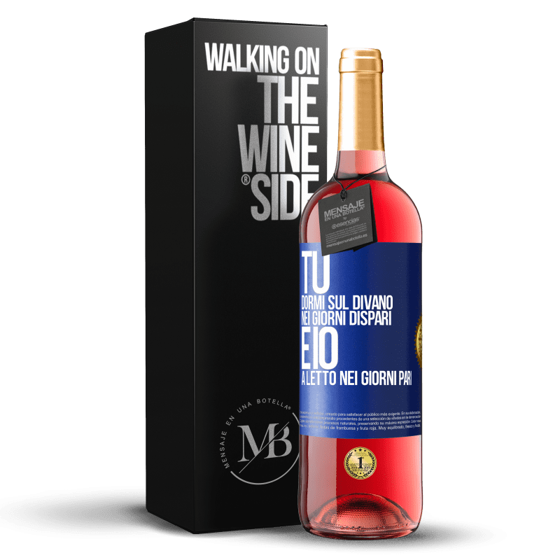 29,95 € Spedizione Gratuita | Vino rosato Edizione ROSÉ Tu dormi sul divano nei giorni dispari e io a letto nei giorni pari Etichetta Blu. Etichetta personalizzabile Vino giovane Raccogliere 2025 Tempranillo