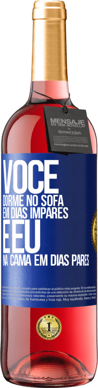 Envio grátis | Vinho rosé Edição ROSÉ Você dorme no sofá em dias ímpares e eu na cama em dias pares Etiqueta Azul. Etiqueta personalizável Vinho jovem Colheita 2023 Tempranillo