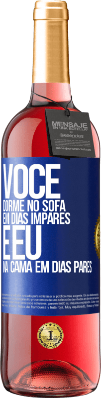 29,95 € | Vinho rosé Edição ROSÉ Você dorme no sofá em dias ímpares e eu na cama em dias pares Etiqueta Azul. Etiqueta personalizável Vinho jovem Colheita 2025 Tempranillo