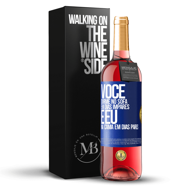 29,95 € Envio grátis | Vinho rosé Edição ROSÉ Você dorme no sofá em dias ímpares e eu na cama em dias pares Etiqueta Azul. Etiqueta personalizável Vinho jovem Colheita 2023 Tempranillo