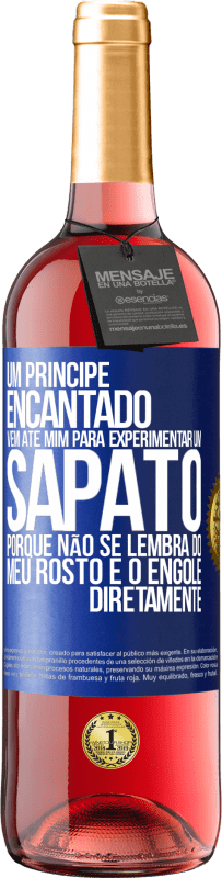 29,95 € Envio grátis | Vinho rosé Edição ROSÉ Um príncipe encantado vem até mim para experimentar um sapato porque não se lembra do meu rosto e o engole diretamente Etiqueta Azul. Etiqueta personalizável Vinho jovem Colheita 2023 Tempranillo