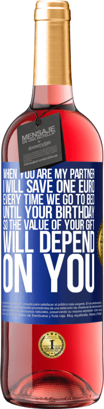 29,95 € | ロゼワイン ROSÉエディション あなたが私のパートナーであるとき、私はあなたの誕生日まで寝るたびに1ユーロを節約するので、あなたの贈り物の価値はあなたに依存します 青いタグ. カスタマイズ可能なラベル 若いワイン 収穫 2023 Tempranillo