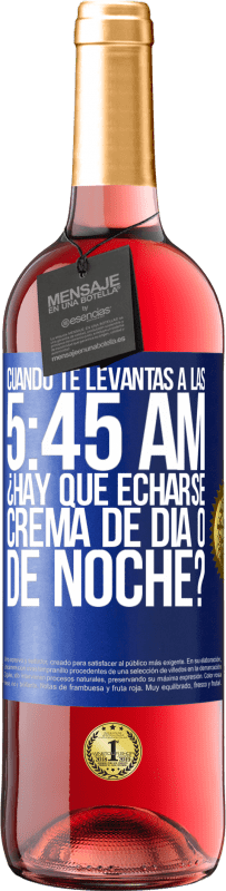 Envío gratis | Vino Rosado Edición ROSÉ Cuando te levantas a las 5:45 AM, ¿Hay que echarse crema de día o de noche? Etiqueta Azul. Etiqueta personalizable Vino joven Cosecha 2023 Tempranillo