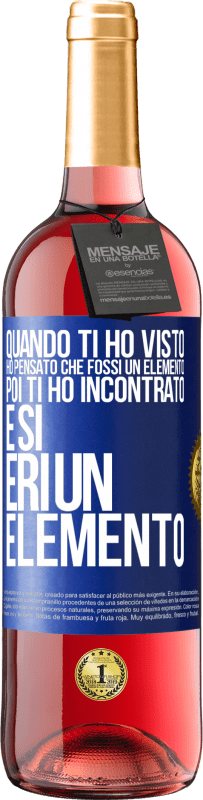 Spedizione Gratuita | Vino rosato Edizione ROSÉ Quando ti ho visto, ho pensato che fossi un elemento. Poi ti ho incontrato e sì, eri un elemento Etichetta Blu. Etichetta personalizzabile Vino giovane Raccogliere 2023 Tempranillo