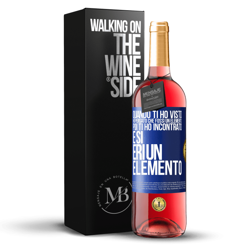 29,95 € Spedizione Gratuita | Vino rosato Edizione ROSÉ Quando ti ho visto, ho pensato che fossi un elemento. Poi ti ho incontrato e sì, eri un elemento Etichetta Blu. Etichetta personalizzabile Vino giovane Raccogliere 2023 Tempranillo