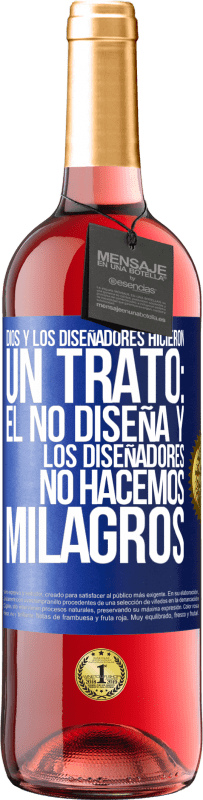 Envío gratis | Vino Rosado Edición ROSÉ Dios y los diseñadores hicieron un trato: Él no diseña y los diseñadores no hacemos milagros Etiqueta Azul. Etiqueta personalizable Vino joven Cosecha 2023 Tempranillo