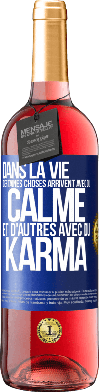 Envoi gratuit | Vin rosé Édition ROSÉ Dans la vie, certaines choses arrivent avec du calme et d'autres avec du karma Étiquette Bleue. Étiquette personnalisable Vin jeune Récolte 2023 Tempranillo