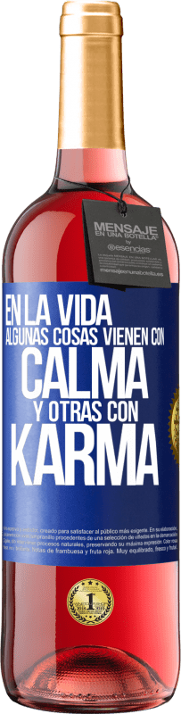 Envío gratis | Vino Rosado Edición ROSÉ En la vida algunas cosas vienen con calma y otras con karma Etiqueta Azul. Etiqueta personalizable Vino joven Cosecha 2023 Tempranillo