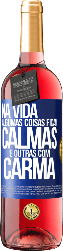 Envio grátis | Vinho rosé Edição ROSÉ Na vida algumas coisas ficam calmas e outras com carma Etiqueta Azul. Etiqueta personalizável Vinho jovem Colheita 2023 Tempranillo