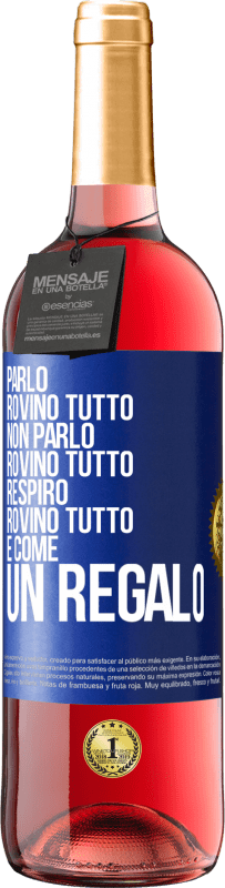 29,95 € Spedizione Gratuita | Vino rosato Edizione ROSÉ Parlo, rovino tutto. Non parlo, rovino tutto. Respiro, rovino tutto. È come un regalo Etichetta Blu. Etichetta personalizzabile Vino giovane Raccogliere 2023 Tempranillo