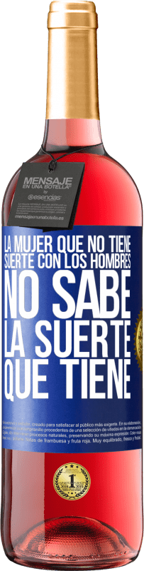 29,95 € Envío gratis | Vino Rosado Edición ROSÉ La mujer que no tiene suerte con los hombres no sabe la suerte que tiene Etiqueta Azul. Etiqueta personalizable Vino joven Cosecha 2025 Tempranillo