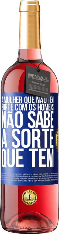 29,95 € Envio grátis | Vinho rosé Edição ROSÉ A mulher que não tem sorte com os homens não sabe a sorte que tem Etiqueta Azul. Etiqueta personalizável Vinho jovem Colheita 2025 Tempranillo