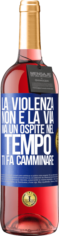 Spedizione Gratuita | Vino rosato Edizione ROSÉ La violenza non è la via, ma un ospite nel tempo ti fa camminare Etichetta Blu. Etichetta personalizzabile Vino giovane Raccogliere 2023 Tempranillo